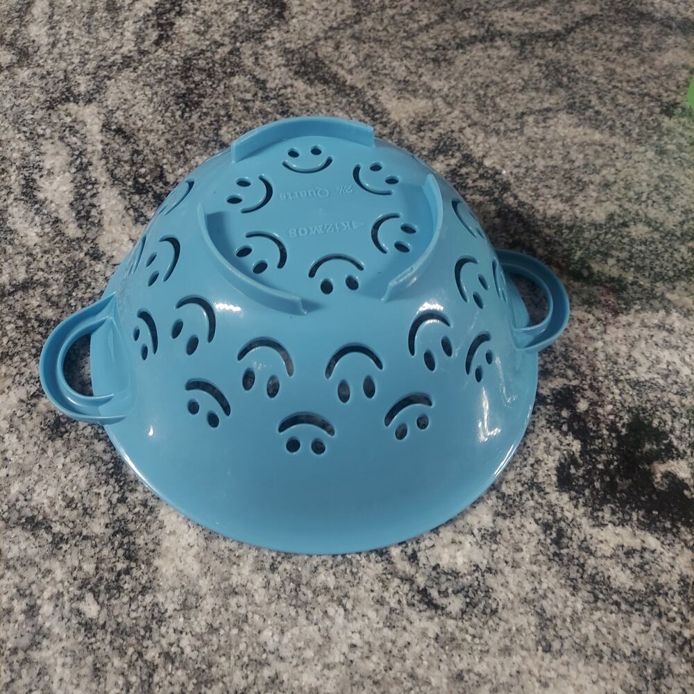 Vintage blue smiley faces Kizmos 2.5 quart plastic colander/strainer retro